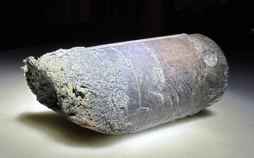 La NASA ha confirmado oficialmente que el extraño objeto que impactó una casa en Florida el mes pasado procedía, de hecho, de la Estación Espacial Internacional (EEI). Este evento inusual ocurrió cuando un objeto cilíndrico atravesó el techo y dos pisos de una residencia en Nápoles el pasado 8 de marzo. Tras un meticuloso análisis, la agencia espacial determinó que este objeto tenía su origen en un palet de carga de baterías envejecidas que había sido liberado de la EEI en 2021.