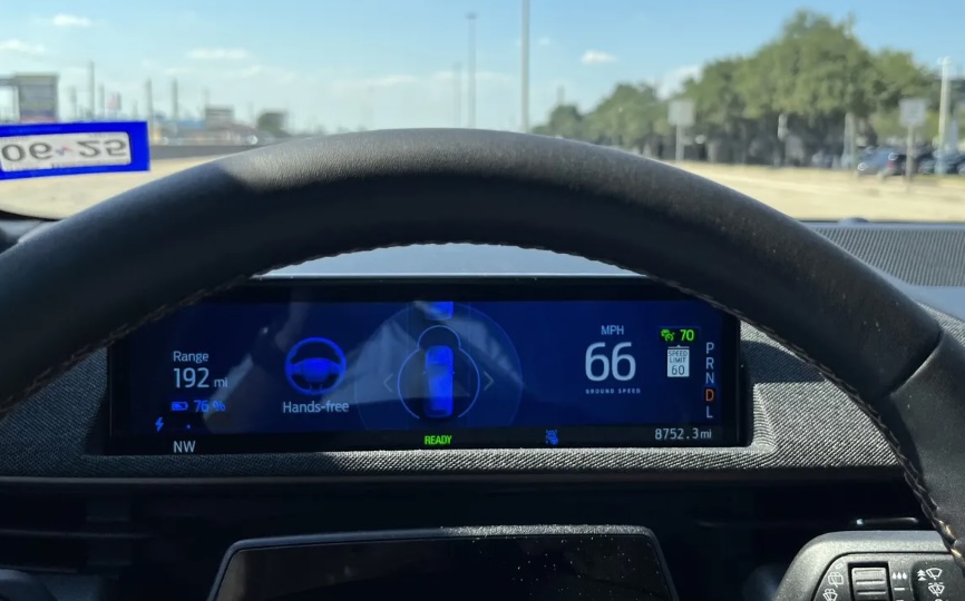 La Administración Nacional de Seguridad del Tráfico en Carreteras (NHTSA) ha anunciado una investigación oficial sobre BlueCruise, el software avanzado de asistencia al conductor de Ford, luego de su presunta implicación en varios accidentes mortales. Estos incidentes, ocurridos en 2024 en San Antonio y Filadelfia, están siendo investigados también por la Junta Nacional de Seguridad del Transporte.