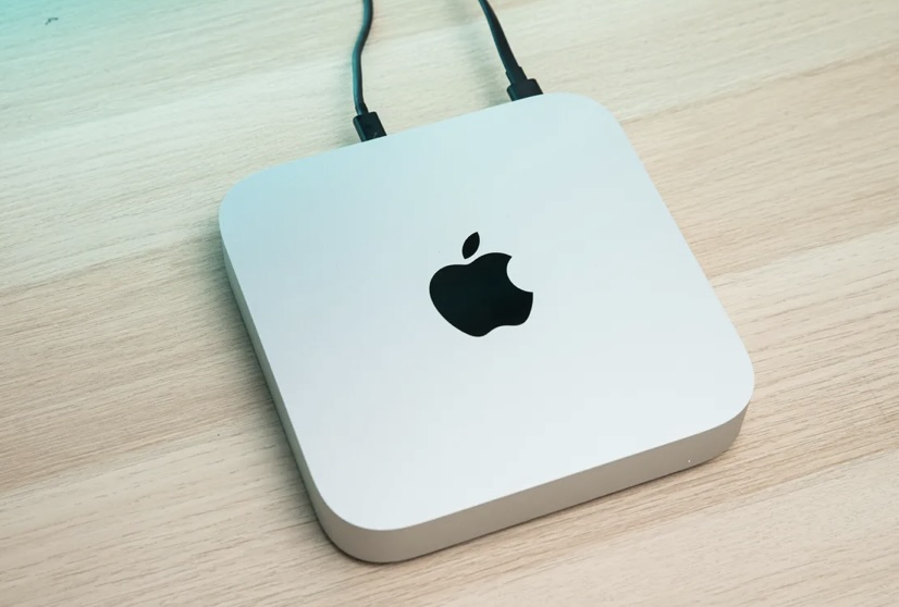 Después de 23 años usando laptops, he dado el salto de regreso a la vida de escritorio, y ha sido una experiencia bastante agradable, aunque no exenta de desafíos. La transición fue motivada por la llegada de los MacBook Air M3 el mes pasado, lo que me llevó a replantearme mi elección tecnológica. Mi antiguo MacBook Air 15 M2 ya no cumplía mis necesidades: era demasiado grande, pesado y con una RAM insuficiente. Ante la difícil decisión de elegir entre las diversas configuraciones y precios de los MacBook Air y MacBook Pro, decidí dar un paso atrás y optar por un enfoque diferente: el Mac Mini.