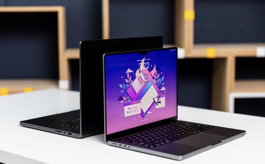 Apple está en camino de lanzar una significativa actualización para su línea de Macs, centrada en la inteligencia artificial (IA) y los nuevos procesadores M4. Según un informe de Mark Gurman de Bloomberg, estos innovadores Macs podrían debutar en el mercado más tarde este año y extenderse hasta 2025. A pesar de que Apple presentó su primer MacBook Pro con el chip M3 en noviembre de 2023, la empresa está avanzando rápidamente hacia la producción de su chip M4, como revelan fuentes citadas por Bloomberg.