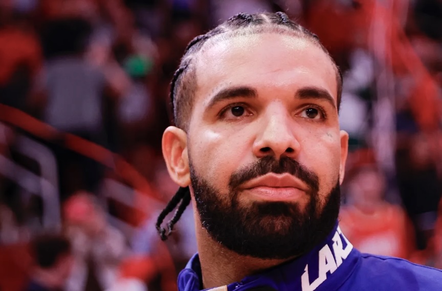 Drake ha tomado la decisión de retirar su controvertido tema de disolución, "Taylor Made", el cual presentaba voces alteradas por inteligencia artificial para emular a Tupac Shakur. Esta acción se produce luego de una advertencia legal por parte de los representantes legales de Tupac, quienes amenazaron con llevar a Drake a los tribunales. La noticia, reportada por Charles Pulliam-Moore, destaca la repercusión de este conflicto en la escena musical.