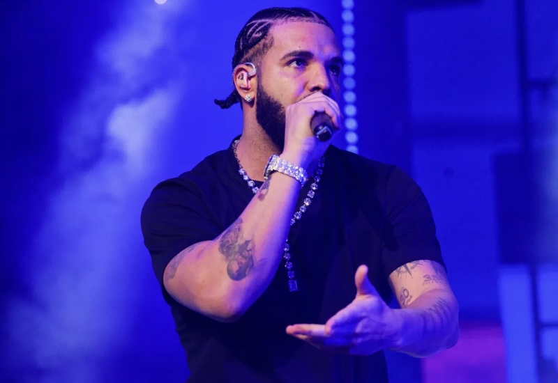 Drake ha vuelto a desatar la controversia en torno a la inteligencia artificial al supuestamente involucrarse en la creación de un deepfake de la canción "Push Ups". Esto resurge después de que el año pasado se viralizaran pistas de clonación vocal utilizando la voz del famoso rapero. La respuesta de Universal Media Group, su sello discográfico, fue contundente, con declaraciones en contra de la IA y solicitudes de eliminación de las pistas.
