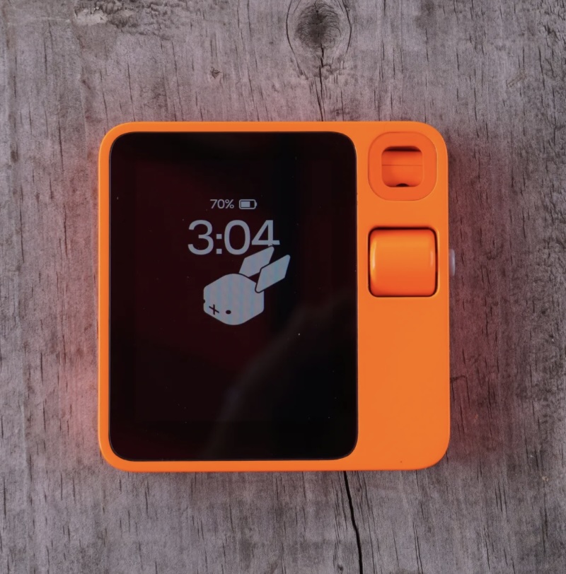 El Rabbit R1, un dispositivo promocionado como una innovación en inteligencia artificial, ha generado grandes expectativas desde su debut en el CES. Se ha vendido como un asistente virtual inteligente capaz de realizar una amplia gama de tareas y simplificar la vida diaria. Sin embargo, una revisión detallada del dispositivo arroja dudas sobre si cumple con estas promesas. En este artículo, exploraremos a fondo las características, el rendimiento y las limitaciones del Rabbit R1 para comprender si realmente marca un avance significativo en la interacción humano-máquina.