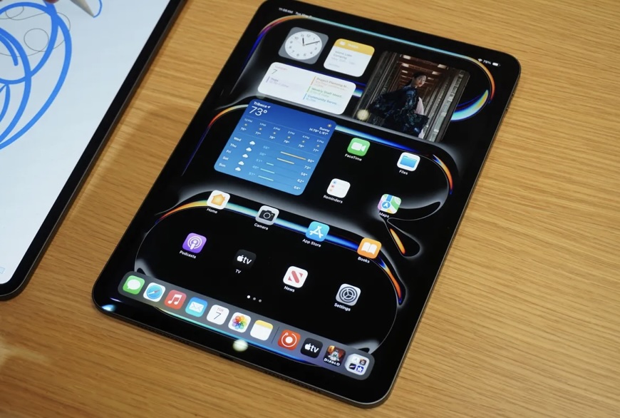 ¡Apple acaba de presentar el nuevo iPad Pro y estamos emocionados de compartir los detalles! Durante una fiesta de lanzamiento en la ciudad de Nueva York, algunos afortunados periodistas tuvieron la oportunidad exclusiva de experimentar este innovador dispositivo de primera mano. Tras unos minutos de uso, puedo confirmar con seguridad que Apple no está exagerando sobre lo increíblemente delgado que es este nuevo modelo. Con un grosor de tan solo 5,3 mm para el modelo de 11 pulgadas y 5,1 mm para el de 13 pulgadas, este iPad redefine la portabilidad y la elegancia.