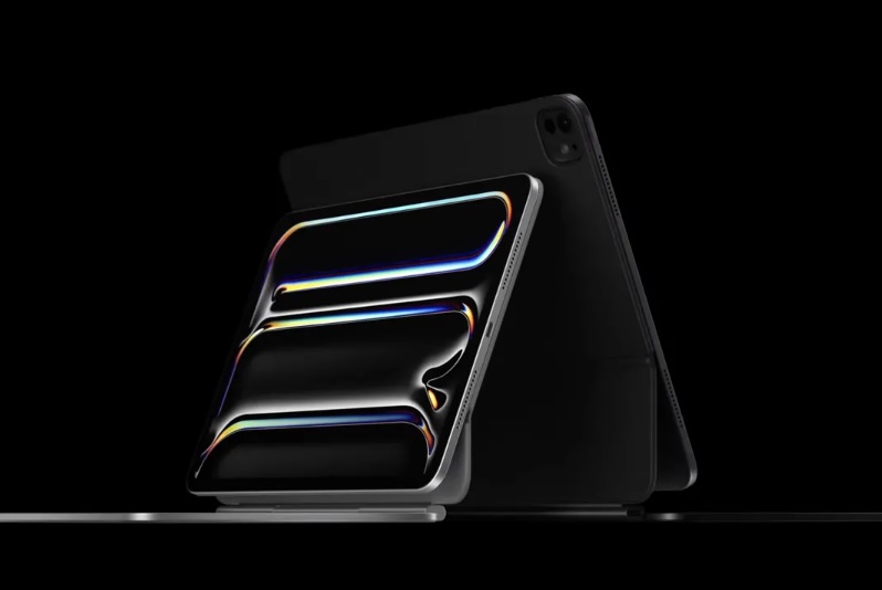 Junto al altamente anticipado lanzamiento del iPad Pro con tecnología OLED, Apple ha presentado también una versión ligeramente actualizada del Magic Keyboard, incorporando un reposamanos de aluminio y un trackpad más amplio con retroalimentación háptica, junto con una muy esperada fila de funciones.