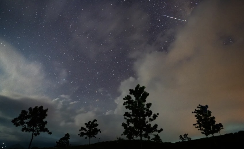 La noche del 5 al 6 de mayo promete un espectáculo celestial sin igual: la lluvia de meteoros Eta Acuáridas alcanza su punto álgido, ofreciendo a los observadores del cielo la oportunidad de maravillarse con la belleza de estos fenómenos astronómicos. Originada por los restos del famoso cometa Halley, esta lluvia de meteoros es un evento anual que atrae la atención de astrónomos aficionados y expertos por igual. En este artículo, exploraremos cómo aprovechar al máximo este emocionante evento celeste.
