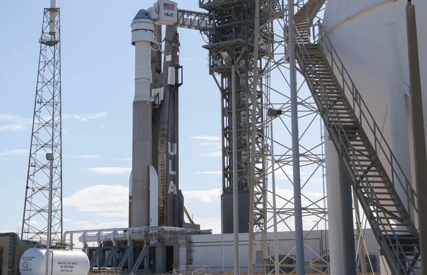 La NASA está lista para un hito histórico: enviar por primera vez astronautas a bordo del Starliner de Boeing. A pesar de los obstáculos previos, el Starliner está listo para despegar después de enfrentar varios retrasos en su desarrollo. Este lanzamiento marca un avance significativo en la colaboración entre la NASA y empresas privadas como Boeing.