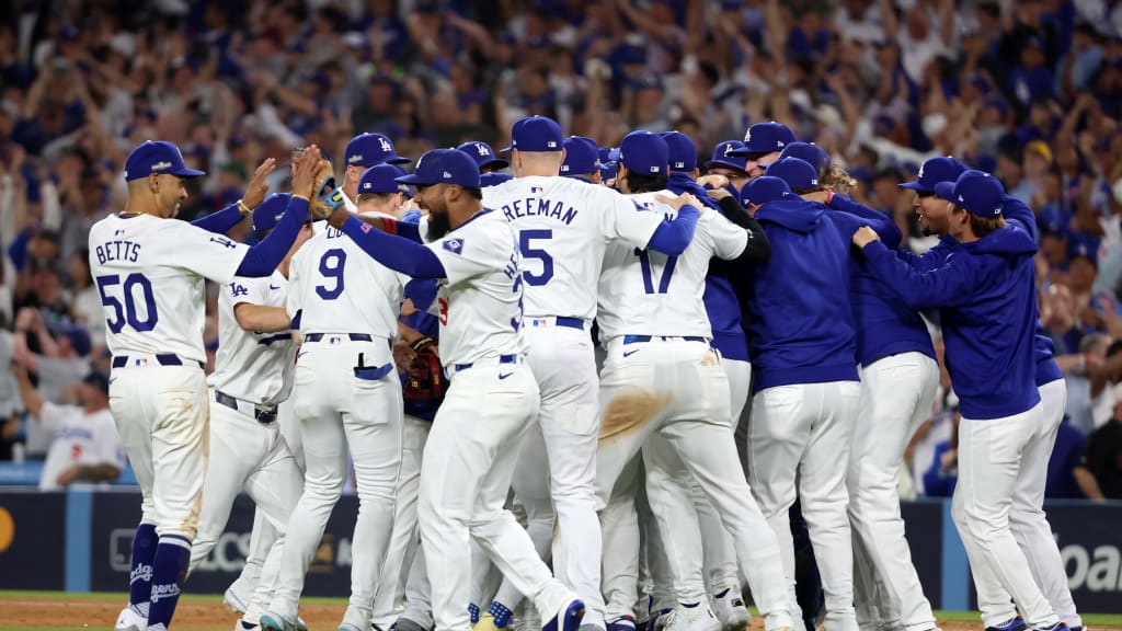 En el tercero de la Serie Mundial, Dodgers dejan en el terreno a Azulejos, 6-5, luego de 18 reñidas entradas y más de seis horas de batalla