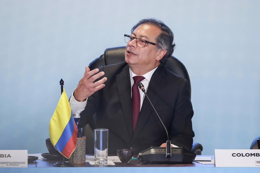 Petro denuncia más de 60.000 armas con licencia oficial en manos de grupos criminales