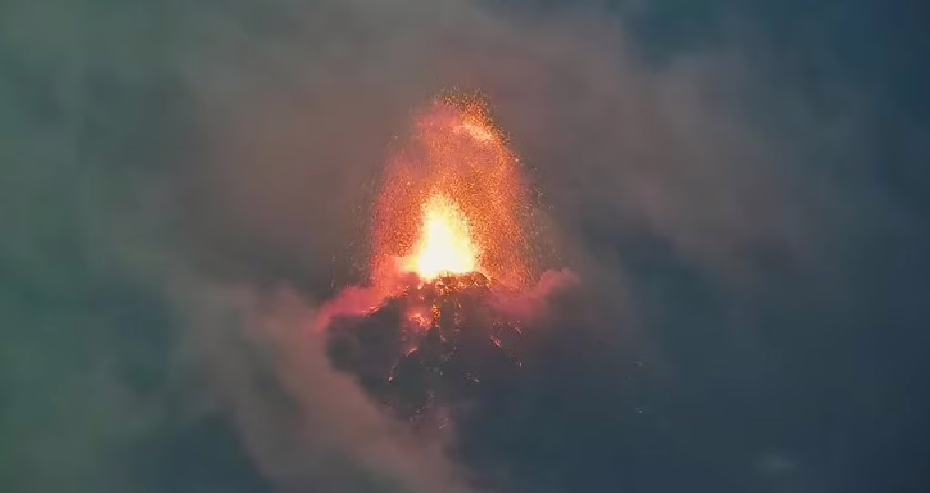 El Volcán del Fuego despierta en Guatemala con una potente erupción