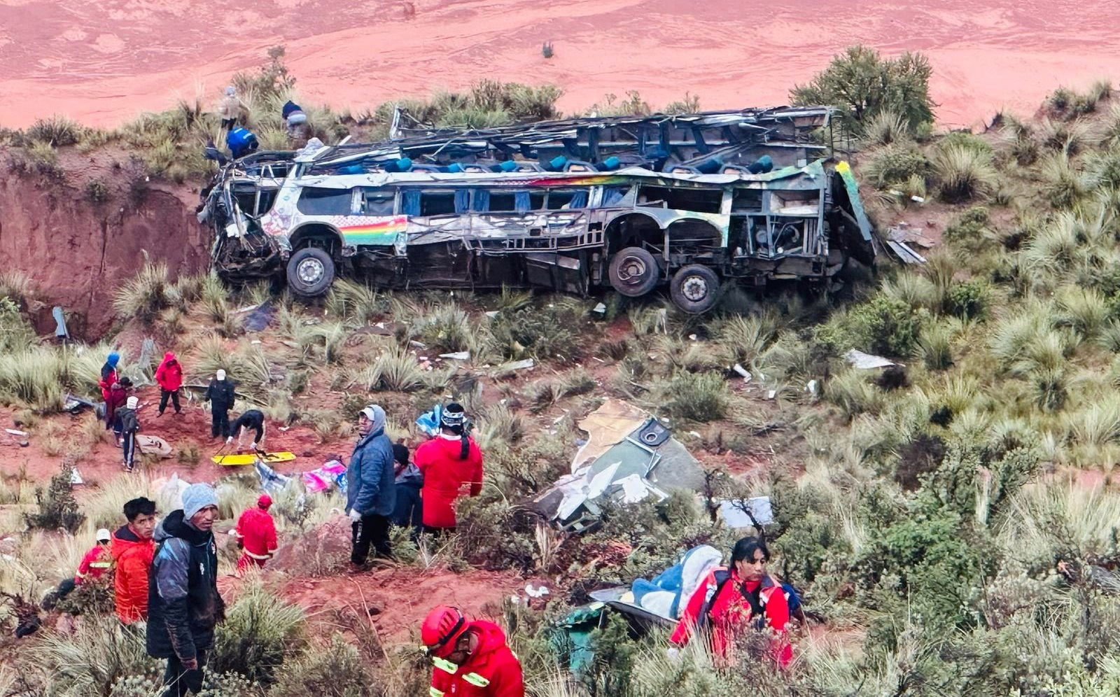 Fallecen 37 personas y 25 resultan heridas al chocar contra una camioneta un autobús que posteriormente cayó por un abismo de unos 200 metros de profundidad