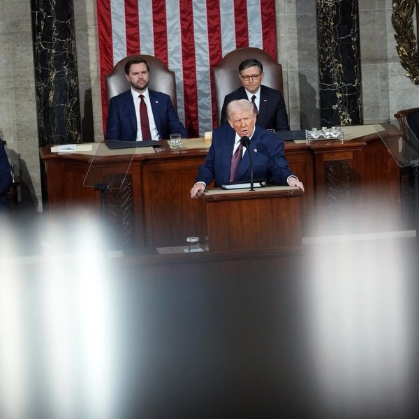 Trump, combativo, dice que “Estados Unidos ha vuelto” y se burla de sus rivales políticos