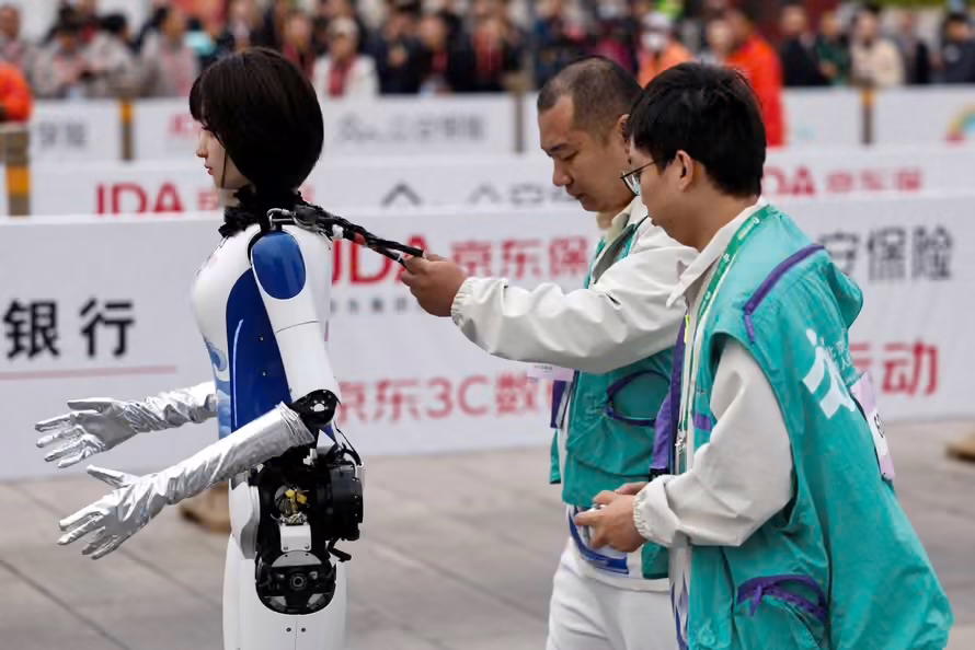 China hace medio maratón de humanos contra robots