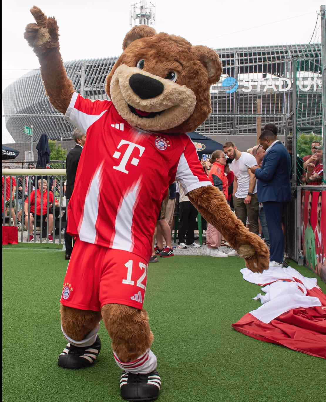 Bayern starts strong on road to title