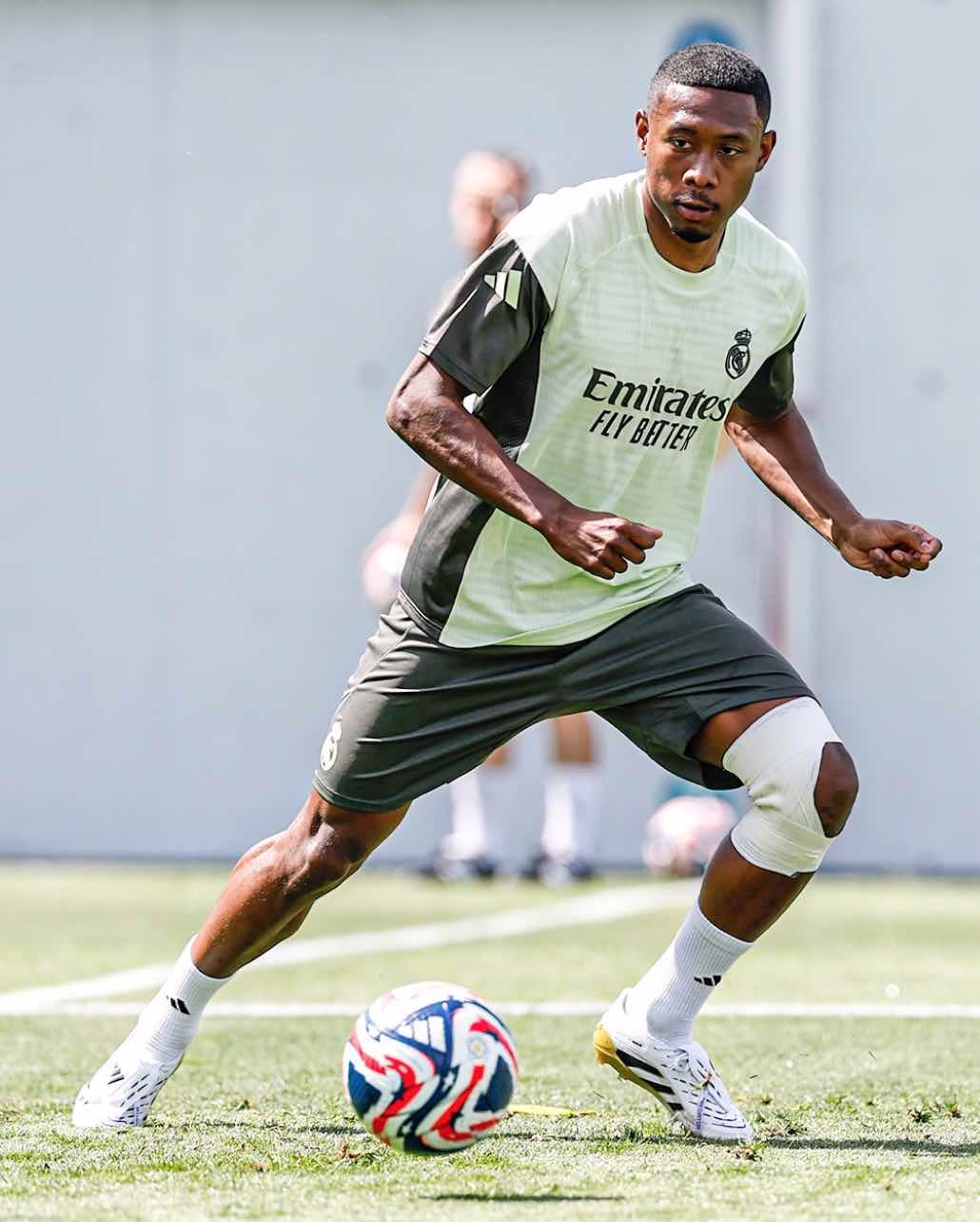 La camiseta blanca evoluciona en 2025