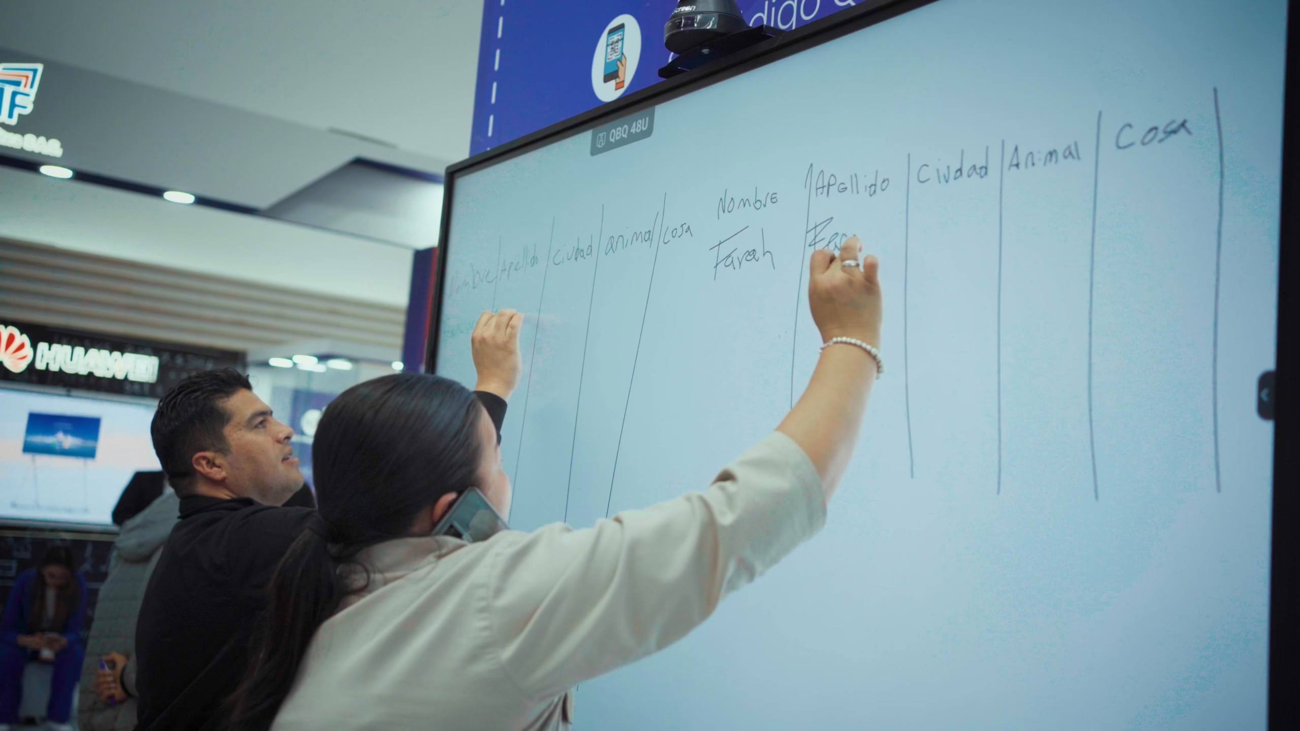 OneScreen presenta en Edutechnia sus pantallas interactivas para impulsar la transformación digital de la educación en Colombia