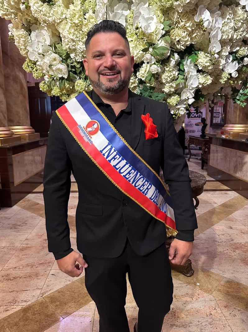 Yoel Carmona premiado por compromiso con derechos de la mujer