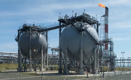 Europa paga la factura de la guerra en Irán: los precios del gas suben un 40% y el petróleo un 8%