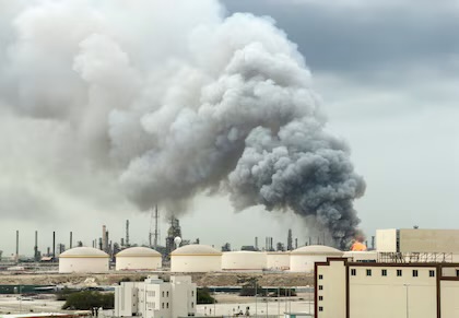 La guerra en Medio Oriente vuelve a sacudir los mercados: el petróleo sube y las aerolíneas encarecen sus tarifas