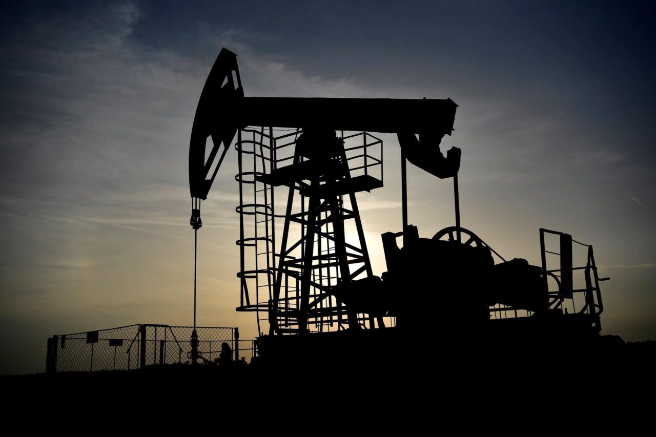 El brent abre la semana por encima de los 104 dólares: un alza moderada del 1,40%