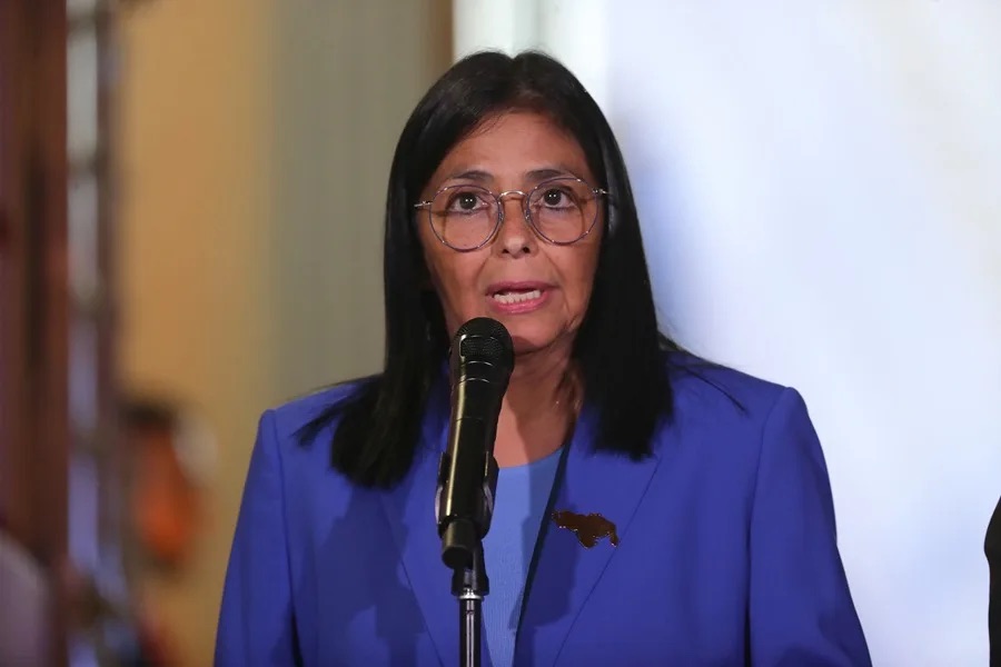 Delcy Rodríguez firma una ley para acelerar trámites y pide un nuevo modelo tributario en Venezuela