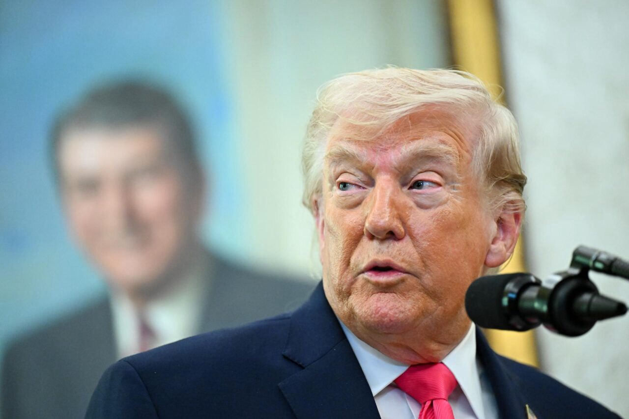 Trump desconfía de Irán y no recogerá sus tropas