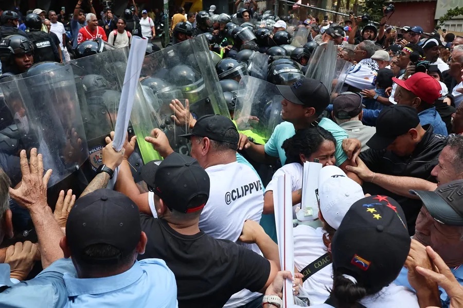 La Policía bloquea una marcha de trabajadores que intenta llegar a la sede de Gobierno de Venezuela