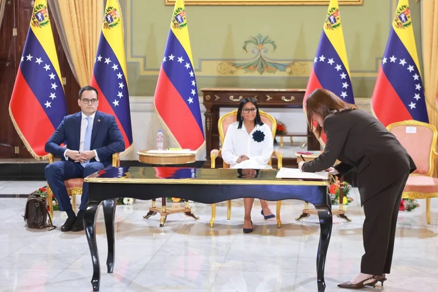 Venezuela firma un acuerdo que expande las operaciones de Chevron para la producción petrolera