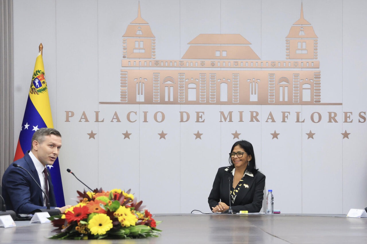 Delcy Rodríguez plantea a EE UU levantar sanciones para atraer inversiones