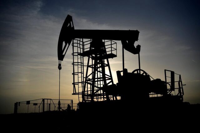 El brent cae hasta los 98 dólares a la espera de nuevas reuniones entre EE UU e Irán