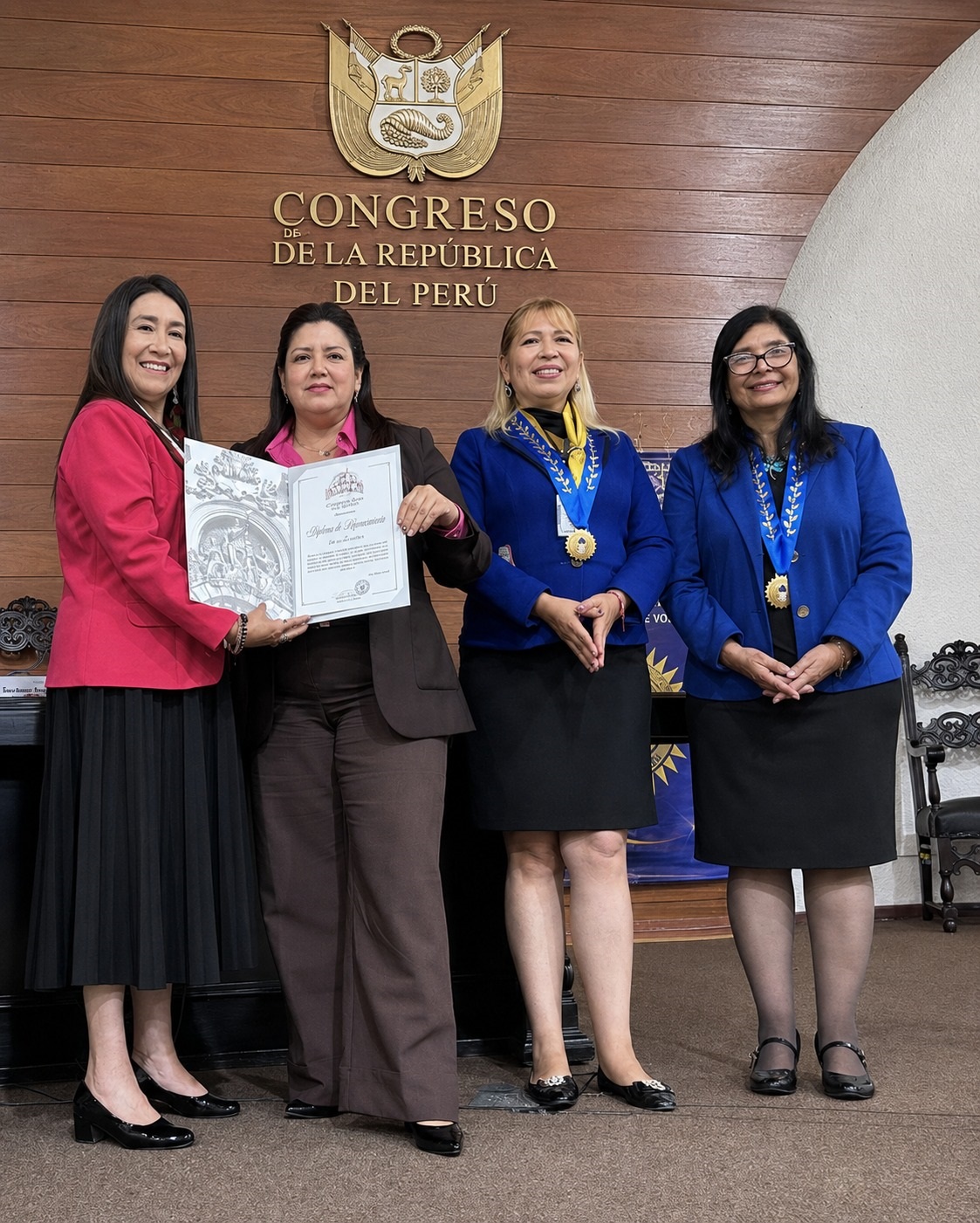 EMPRESARIA ELLEN DÍAZ MUJICA FUE CONDECORADA POR EL CONGRESO DE LA REPÚBLICA