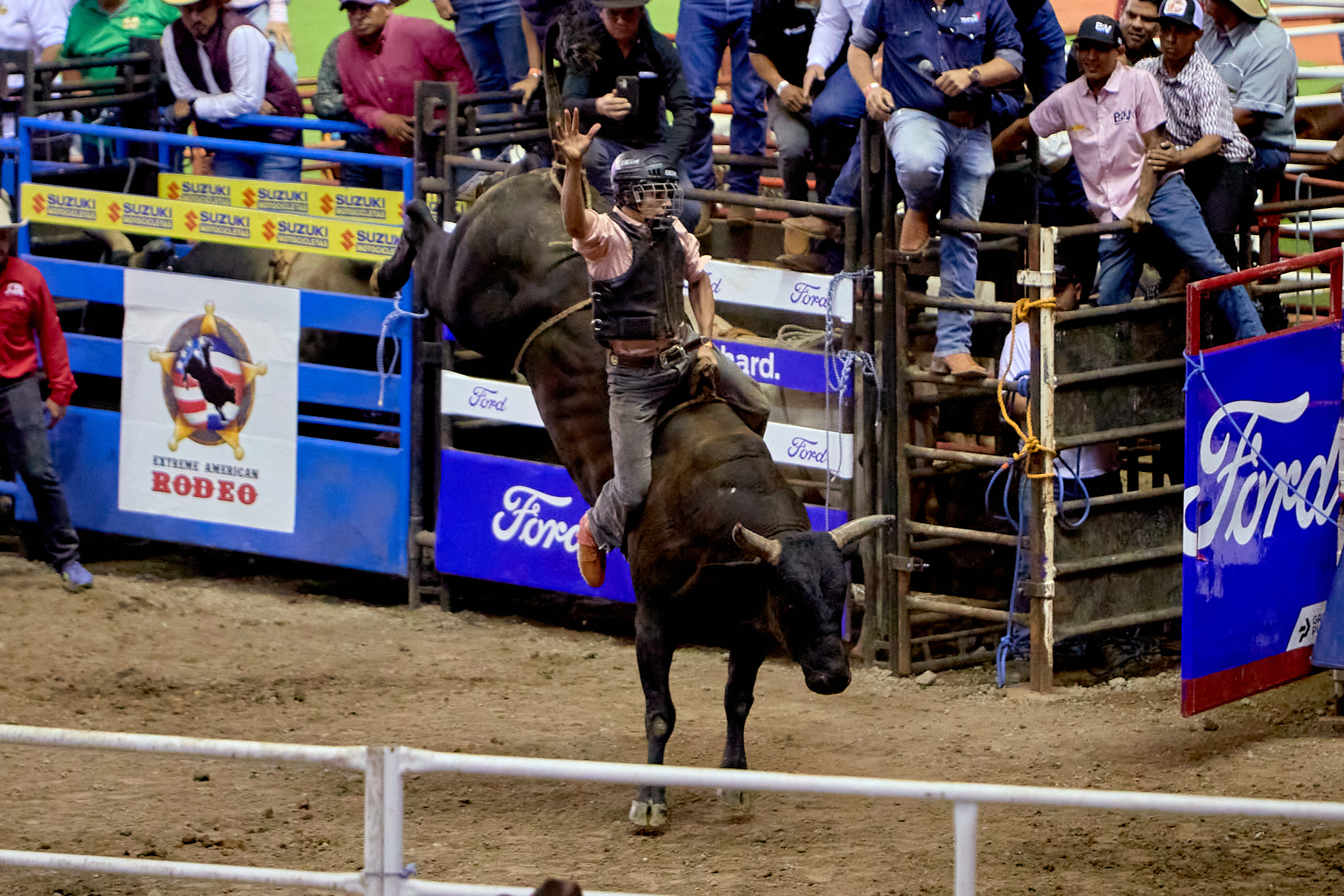 Extreme American Rodeo 2026: Toros campeones desafían a jinetes en el Estadio Nacional