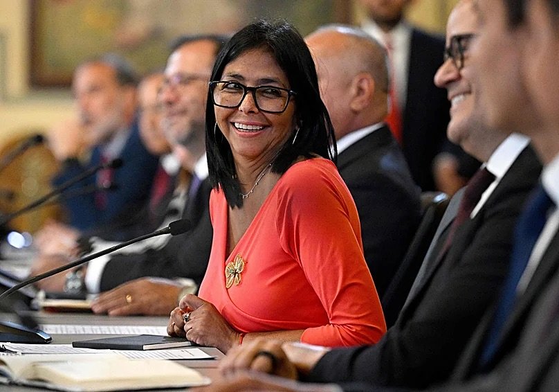 El Gobierno español vuelve a legitimar el chavismo al invitar a Delcy Rodríguez a la cumbre iberoamericana