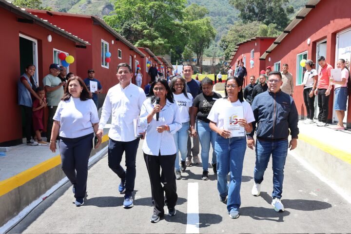 Delcy Rodríguez anuncia plan para culminar proyectos de la Misión vivienda con fondos del FMI