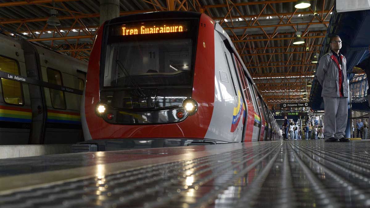 Nuevo apagón obligó a pasajeros del Metro de Los Teques a caminar por los rieles de oscuro túnel (VIDEO)