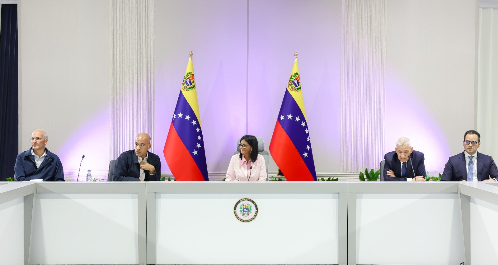 Delcy Rodríguez encabeza reunión de alto nivel para consolidar consensos laborales