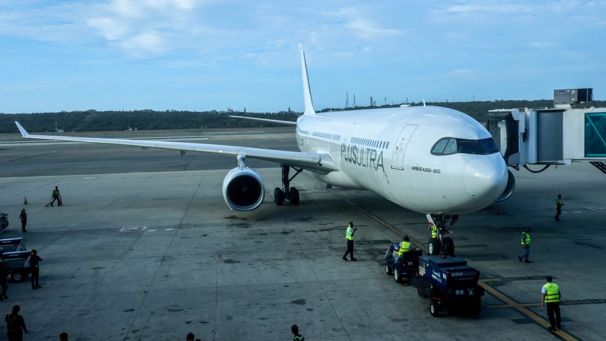 Más de 260 pasajeros de aerolínea Plus Ultra varados en Caracas tras desvío no anunciado en ruta Bogotá-Madrid: “estamos aquí ilegalmente” | NTN24.COM