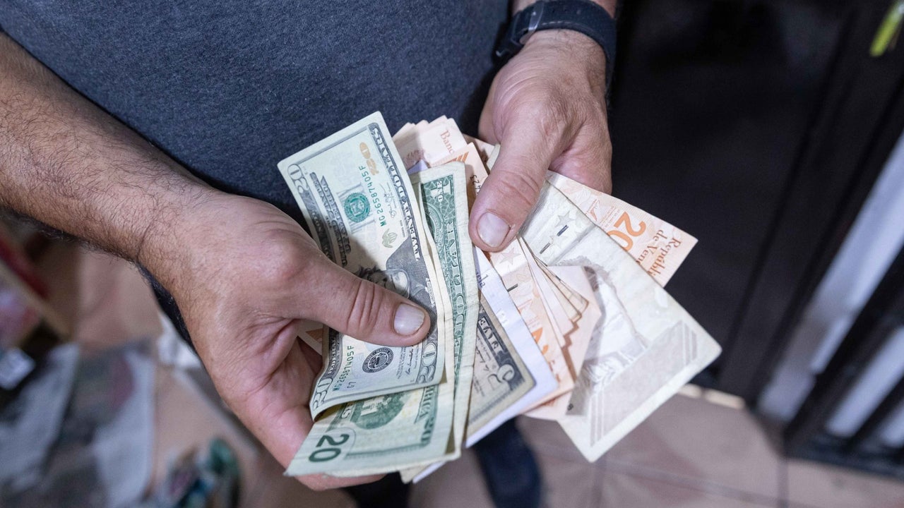 “No hay un centavo al salario”: experto sobre el incremento anunciado por Delcy Rodríguez al ingreso mínimo mensual integral | NTN24.COM