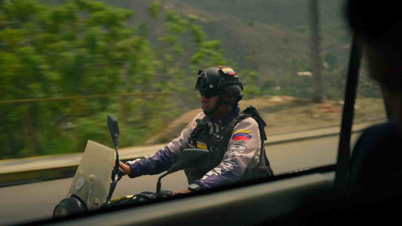 “Paz a través de la fuerza”: Casa Blanca publica video en el que agentes del régimen escoltan a encargado de negocios de EE. UU. en Caracas | NTN24.COM