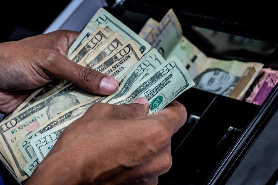 Dólar y euro alcanzan nuevos máximos mientras bolívar se deprecia