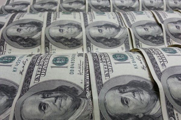 Venezuela intensifica venta de dólares para contener inflación