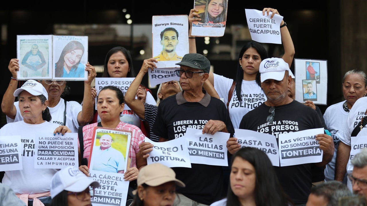 Madre de preso político venezolano espera abrazar a su hijo tras dos años
