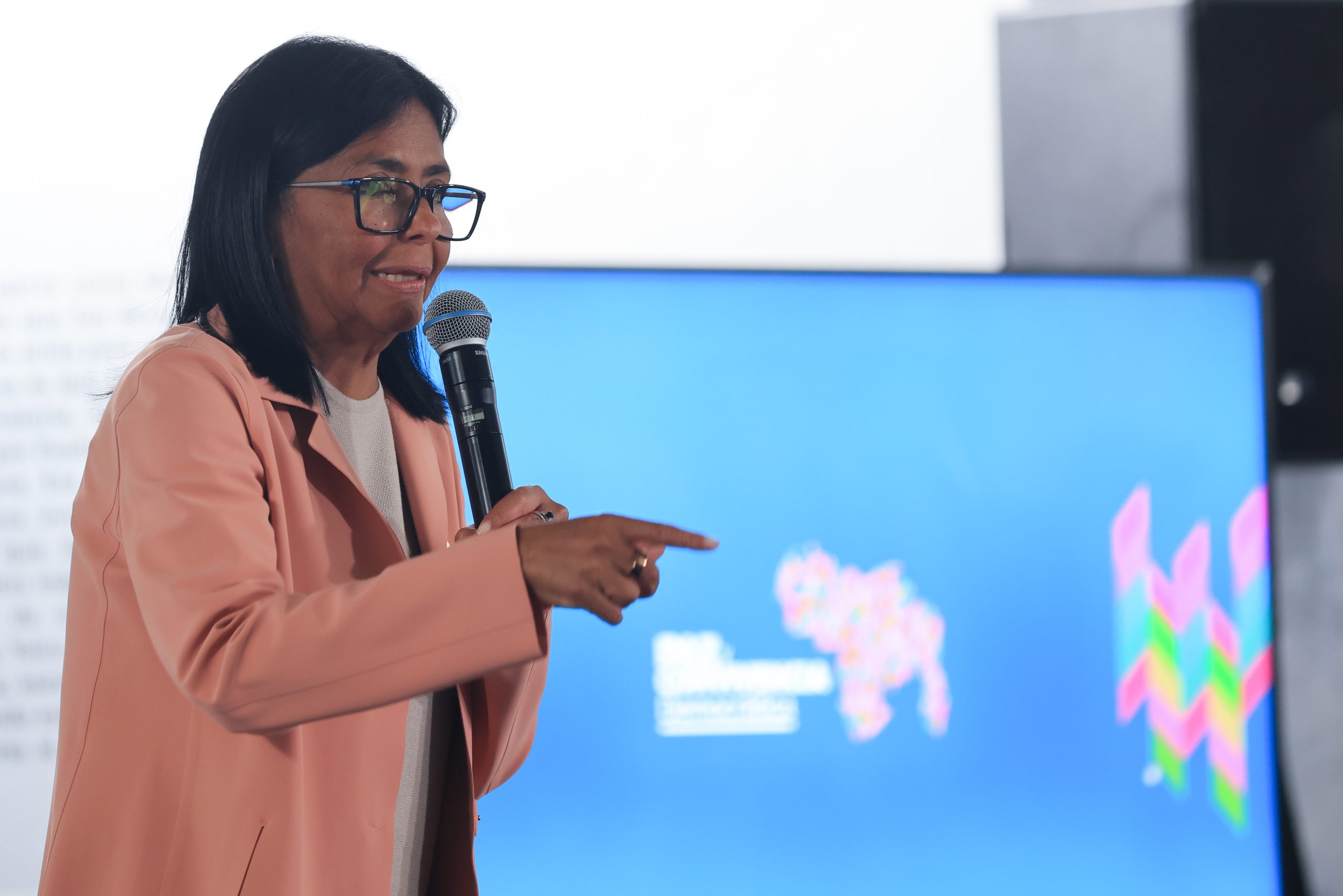 Delcy Rodríguez denuncia jueces cobrando por aprobar amnistía