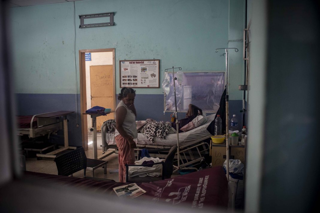 Madres cuidadoras enfrentan crisis de salud mental en hospitales públicos venezolanos
