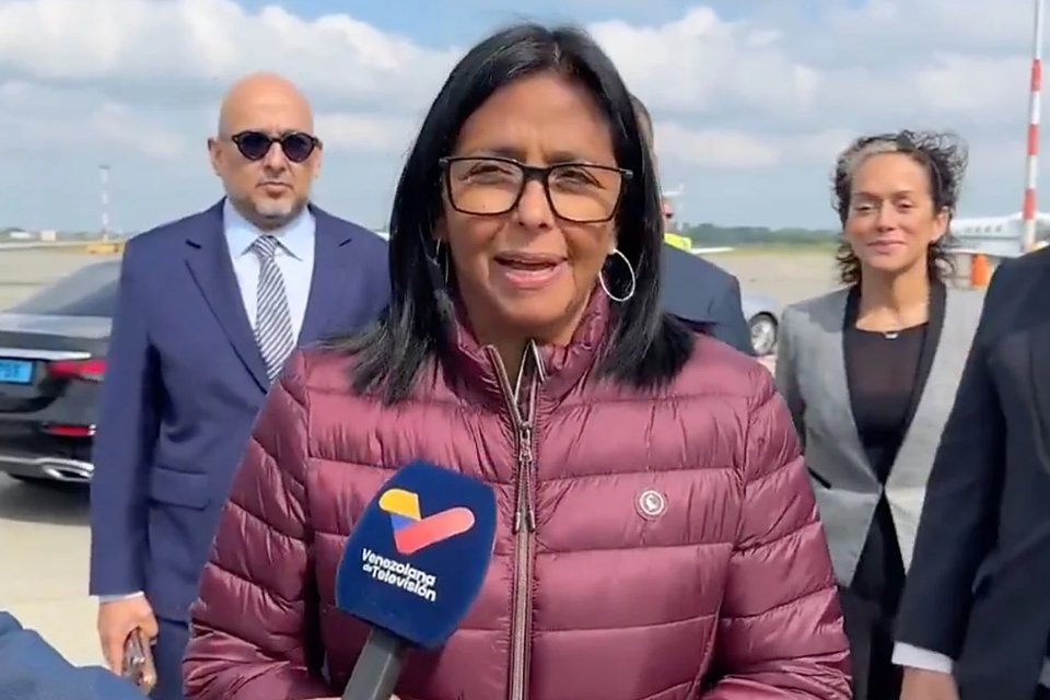 Delcy Rodríguez llega a La Haya para defender derechos de Venezuela sobre el Esequibo