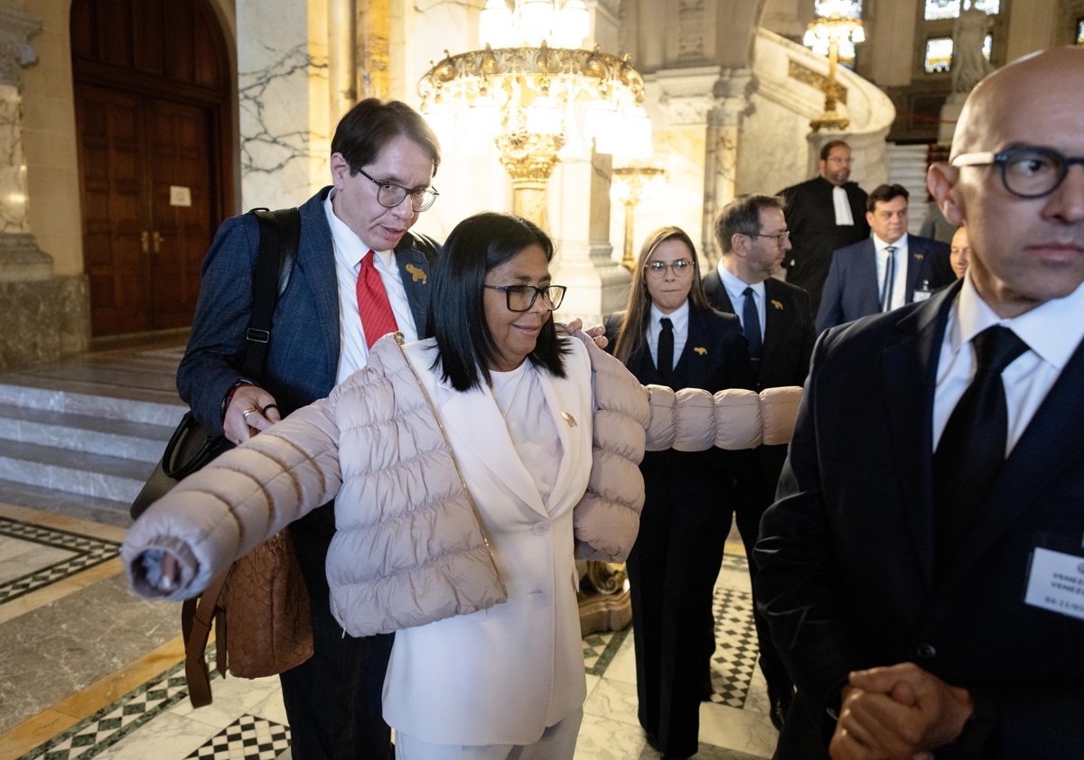 Delcy Rodríguez viajó a La Haya con permiso especial holandés