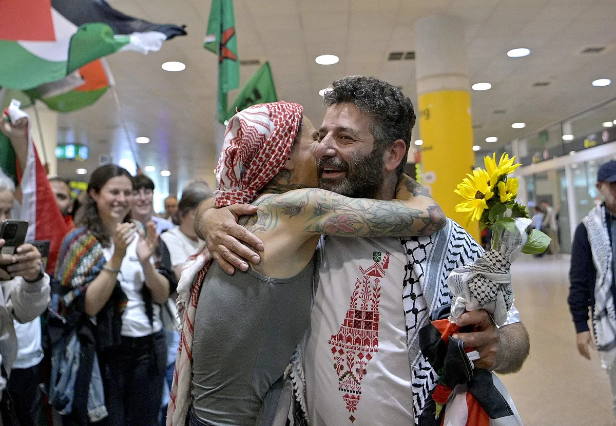Activista liberado Saif Abukeshek llega a Barcelona tras detención israelí