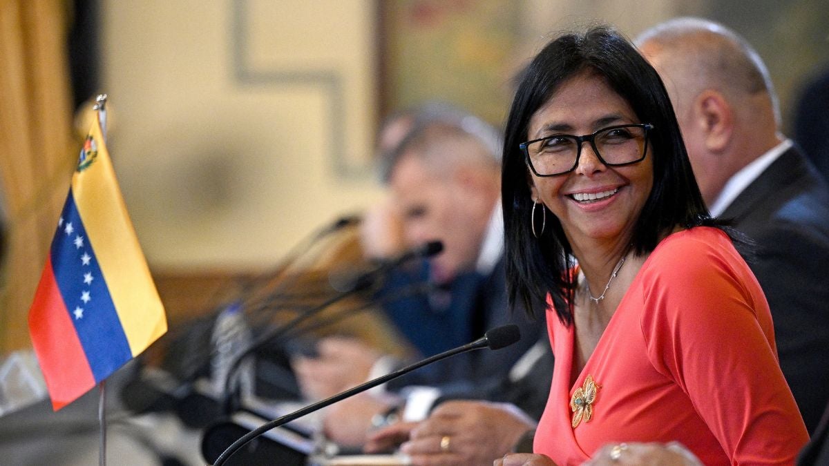 Delcy Rodríguez busca legitimación internacional en La Haya