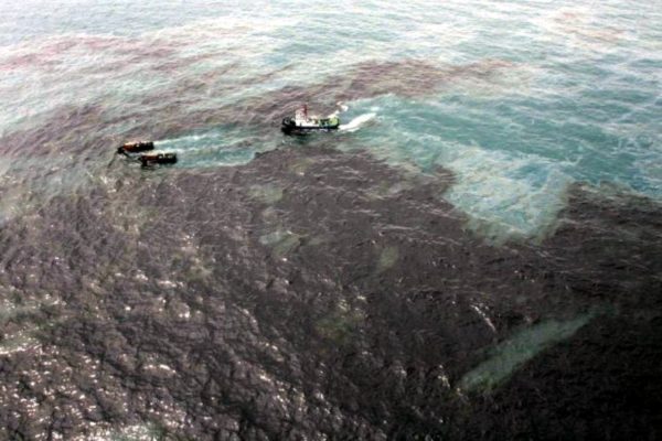 Venezuela amplía brigadas de voluntarios contra derrame de crudo desde Trinidad