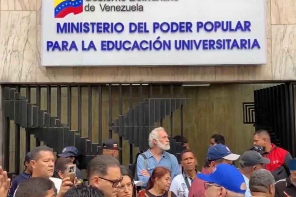 Universitarios protestan por aumento salarial y exclusión del bono